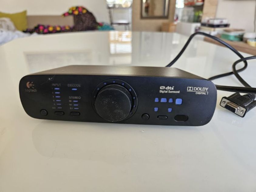 רמקול בס מחברת logitech בנוסף עם מערכת שליטה