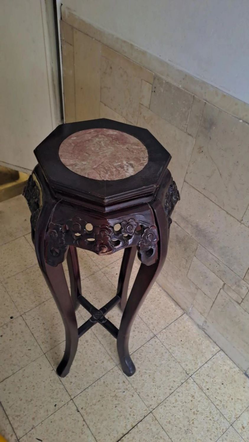 שידה קטנה שחורה