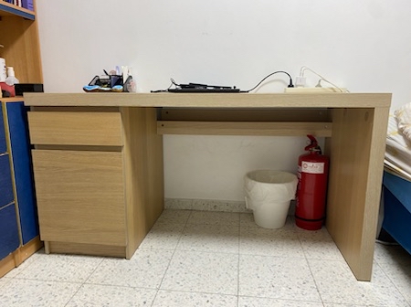 שולחן במצב כמעט חדש כולל מגירה +ארונית לציוד לימודים בצבע עץ , מקום לשים כבלים מתחת לשולחן