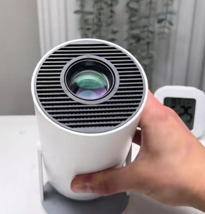 המקרן מגיע עם חיבור ל wifi וחיבור USB כך שתוכלו להיתחבר ליוטיוב , NETFLIX ולהוריד עוד אפל…