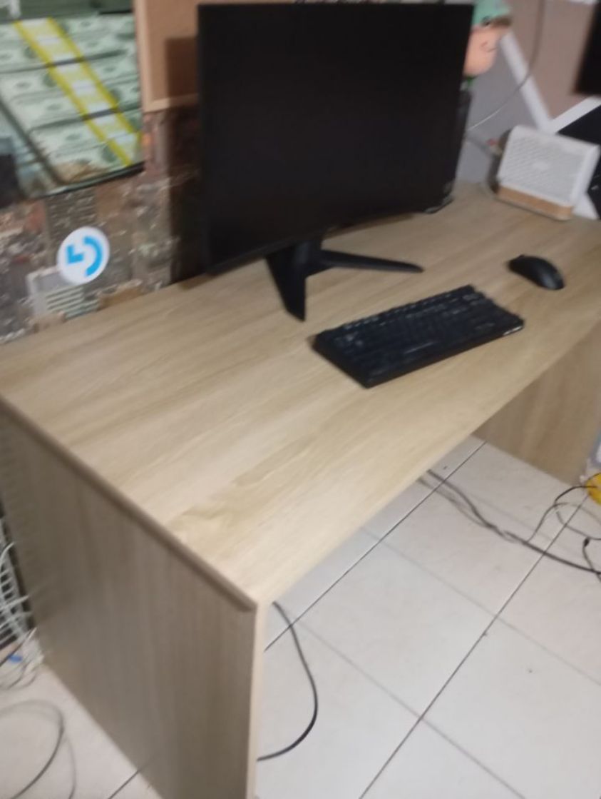שולחן עבודה במצב טוב נמכר עקב חוסר מקום נקנה מהום סנטר