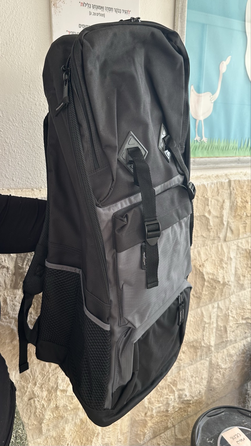 מוכרת תיקים חדשים לגמרי