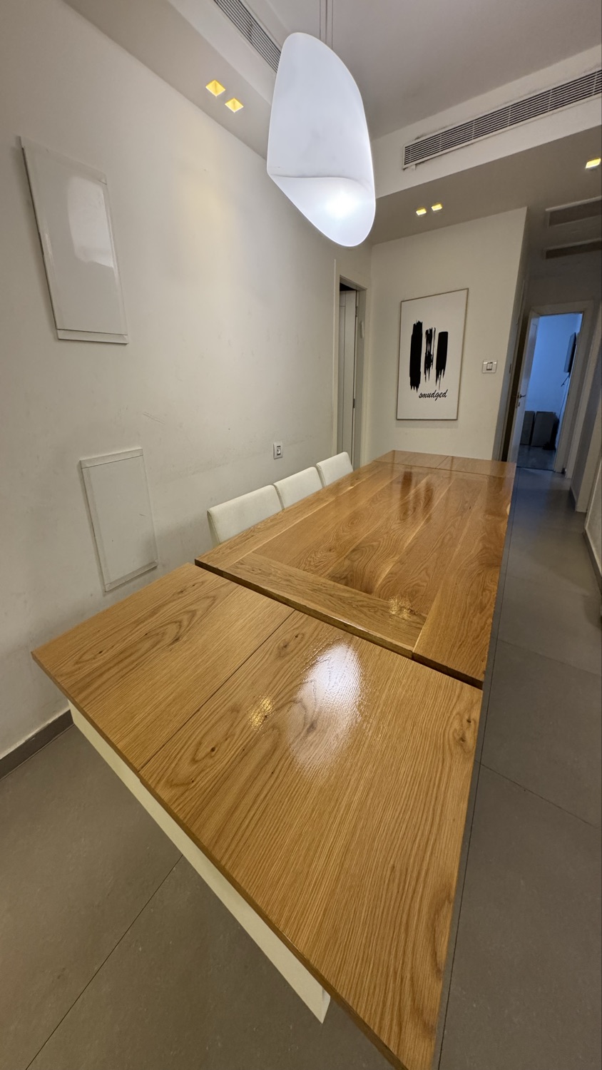 שולחן פינת אוכל ענקית עשויה מעץ מלא מבריק ויפה באורך של 180 סמ עם אפשרות פתיחה עד 280 סמ…