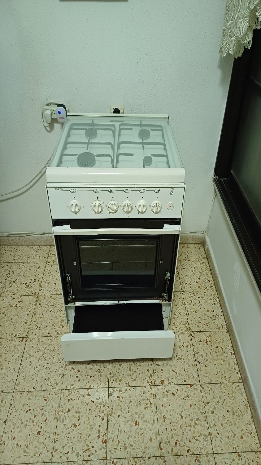 תנור אפייה +כיריים 4 להבות במצב טוב מאוד הזכוכית אחת בדלת שבורה והזכוכית השנייה תקינה