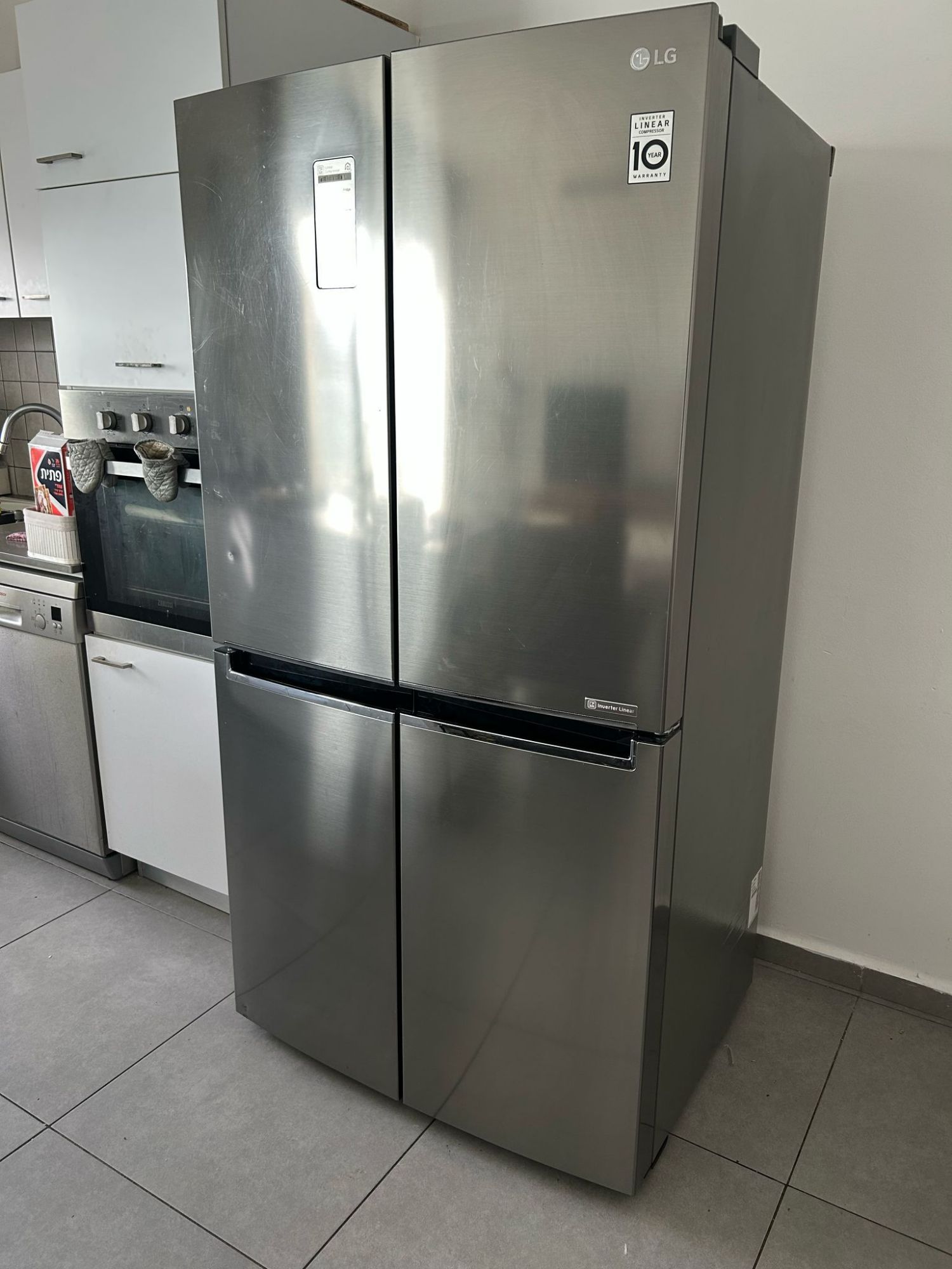 מקרר LG במצב חדש, מציע טכנולוגיה מתקדמת לשמירה על טריות המזון ועיצוב מודרני שישתלב בכל מט…