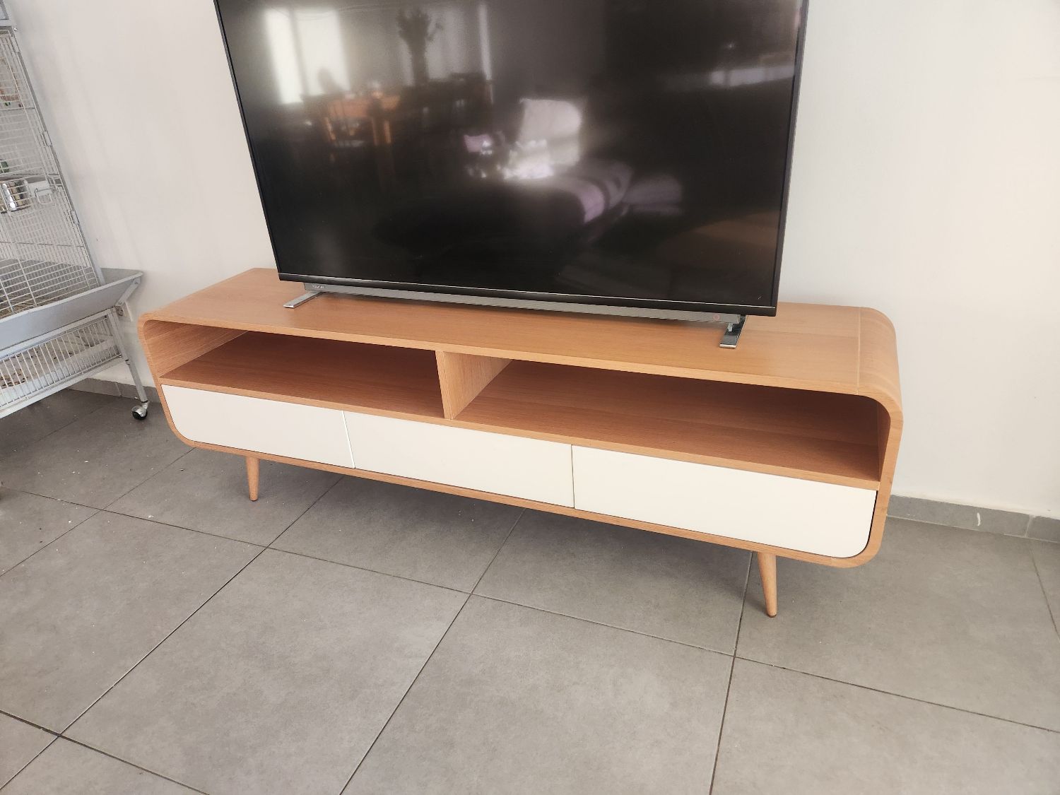 סט המזנון והשולחן Home Decor אמיר מודרני מבית לאסטפרייס מציע פתרון עיצובי מושלם לכל חלל ב…