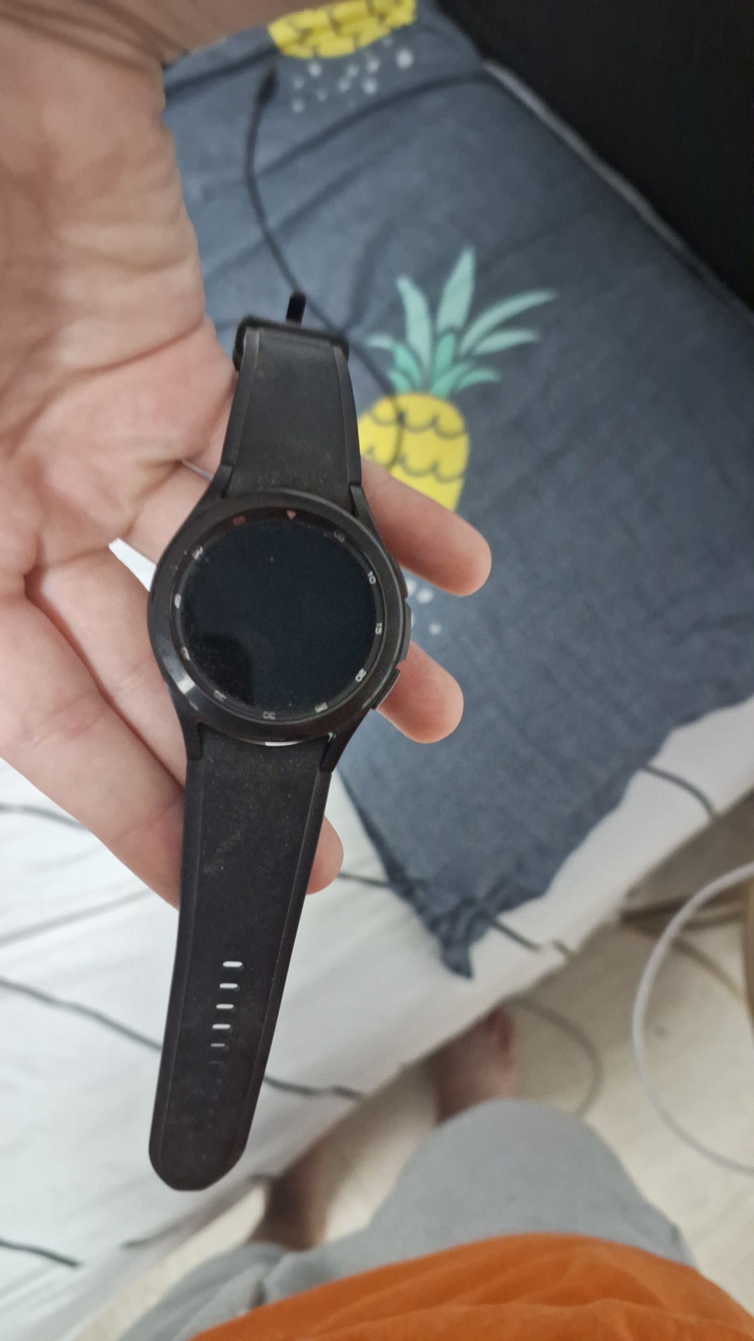 השעון החכם Samsung Galaxy Watch 4 Classic עם מטען usb-c מהיר
