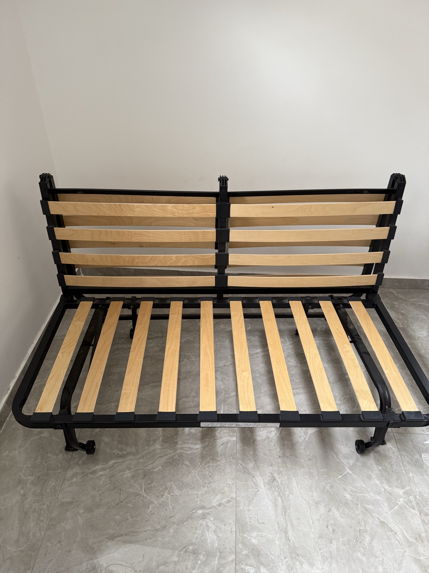 מיטה נפתחת של IKEA במצב חדש