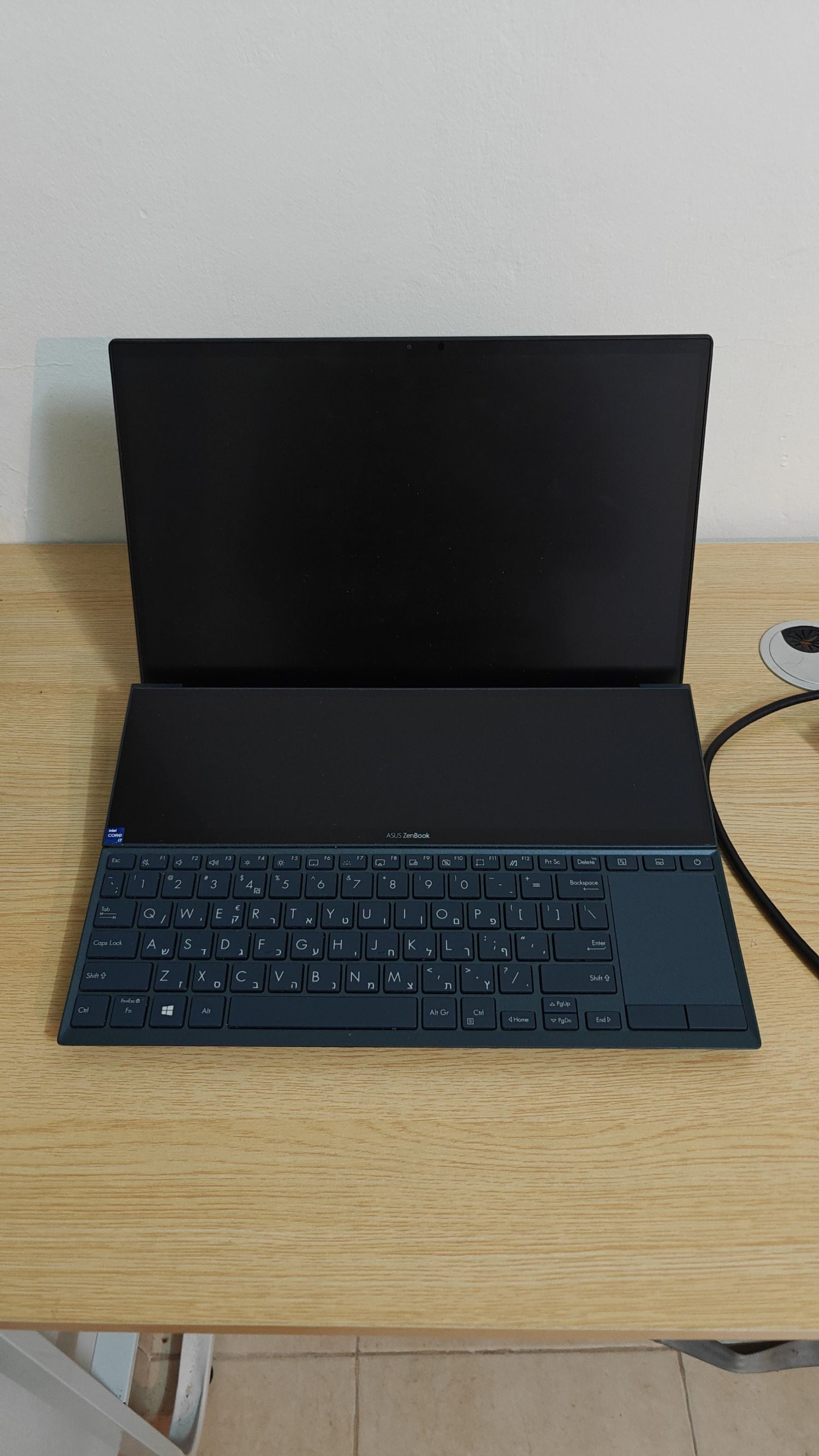 המחשב הנייד ASUS ZenBook Duo UX482 מציע חווית עבודה ייחודית עם מסך מגע בגודל 14 אינץ' ובר…