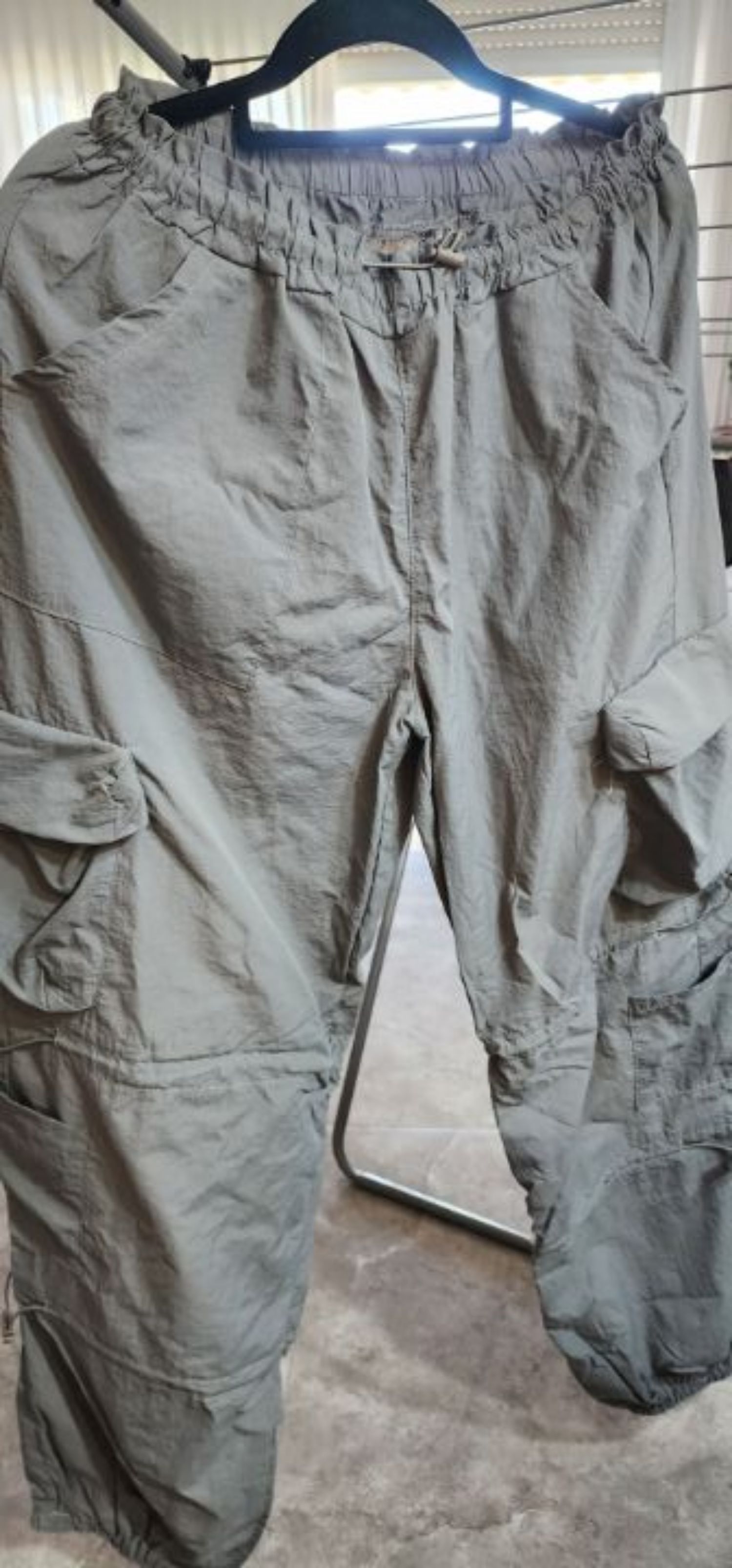מכנס ניילון אפור
