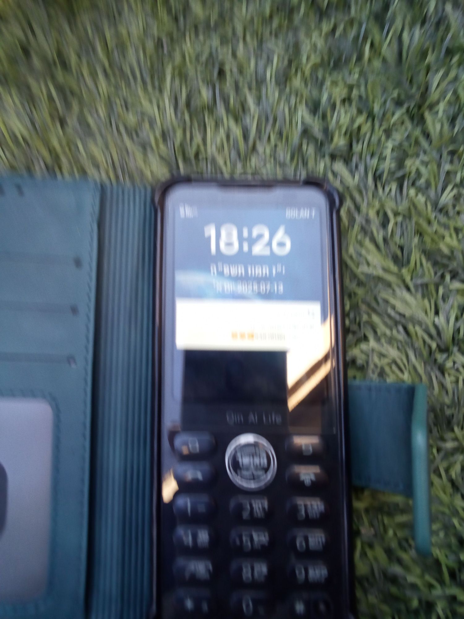 טלפון חצי טץ׳ במצב טוב כולל מגן