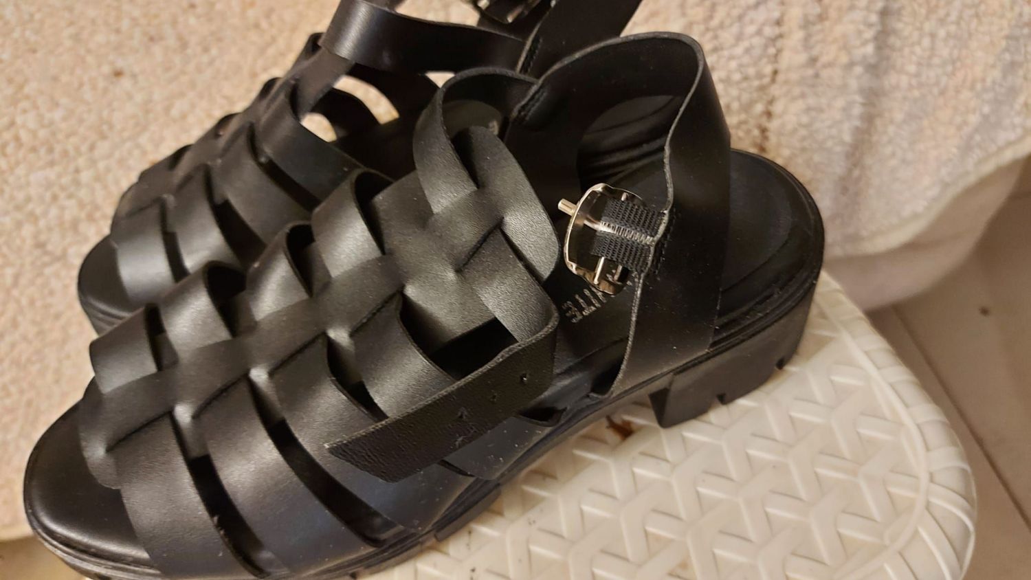 סנדלים שחורים עם עקב מהמותג Black & White