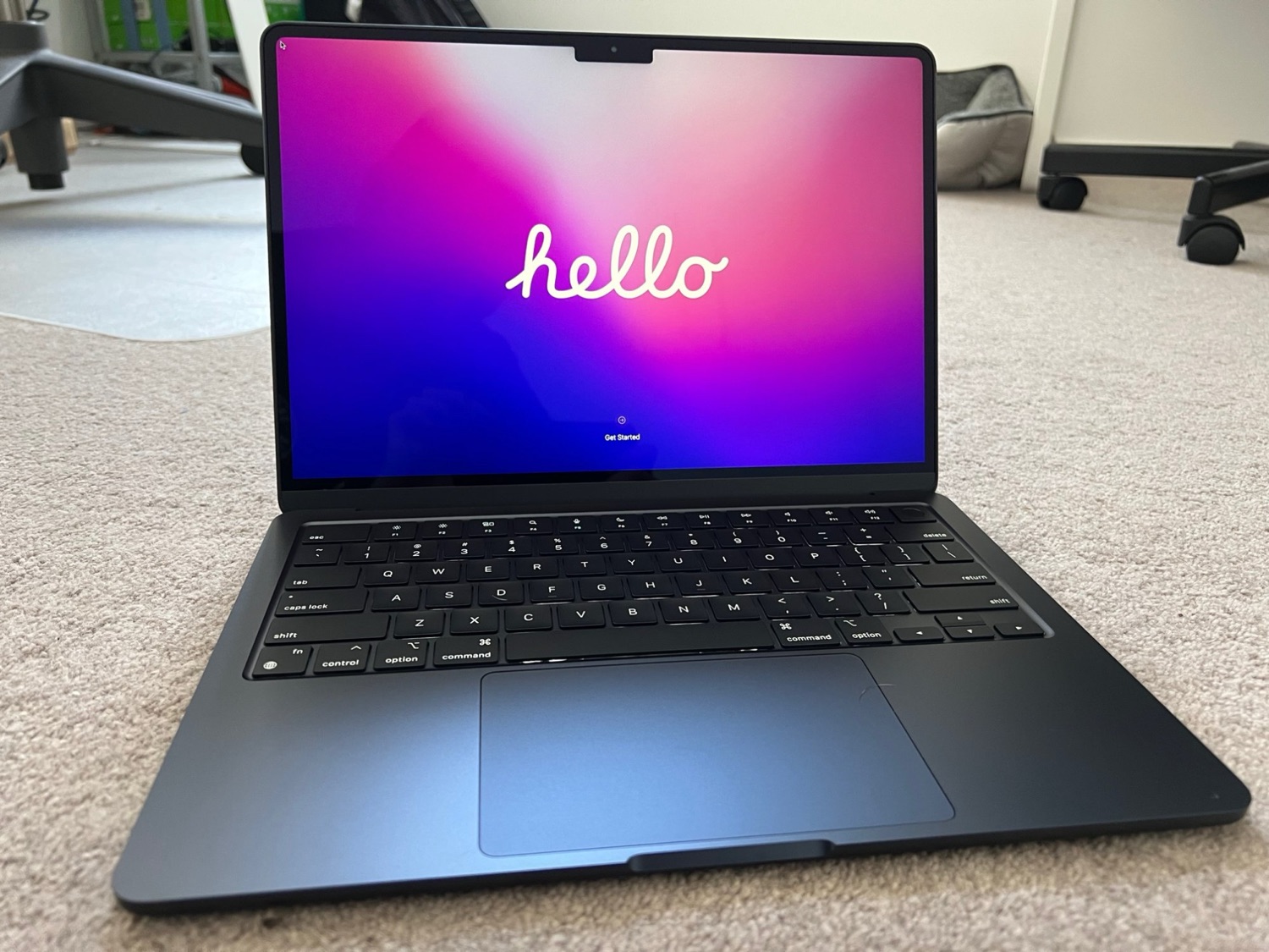 מחשב נייד Macbook Air M2 בגודל 5 אינץ' מציע ביצועים מרהיבים עם מעבד M2 החדשני