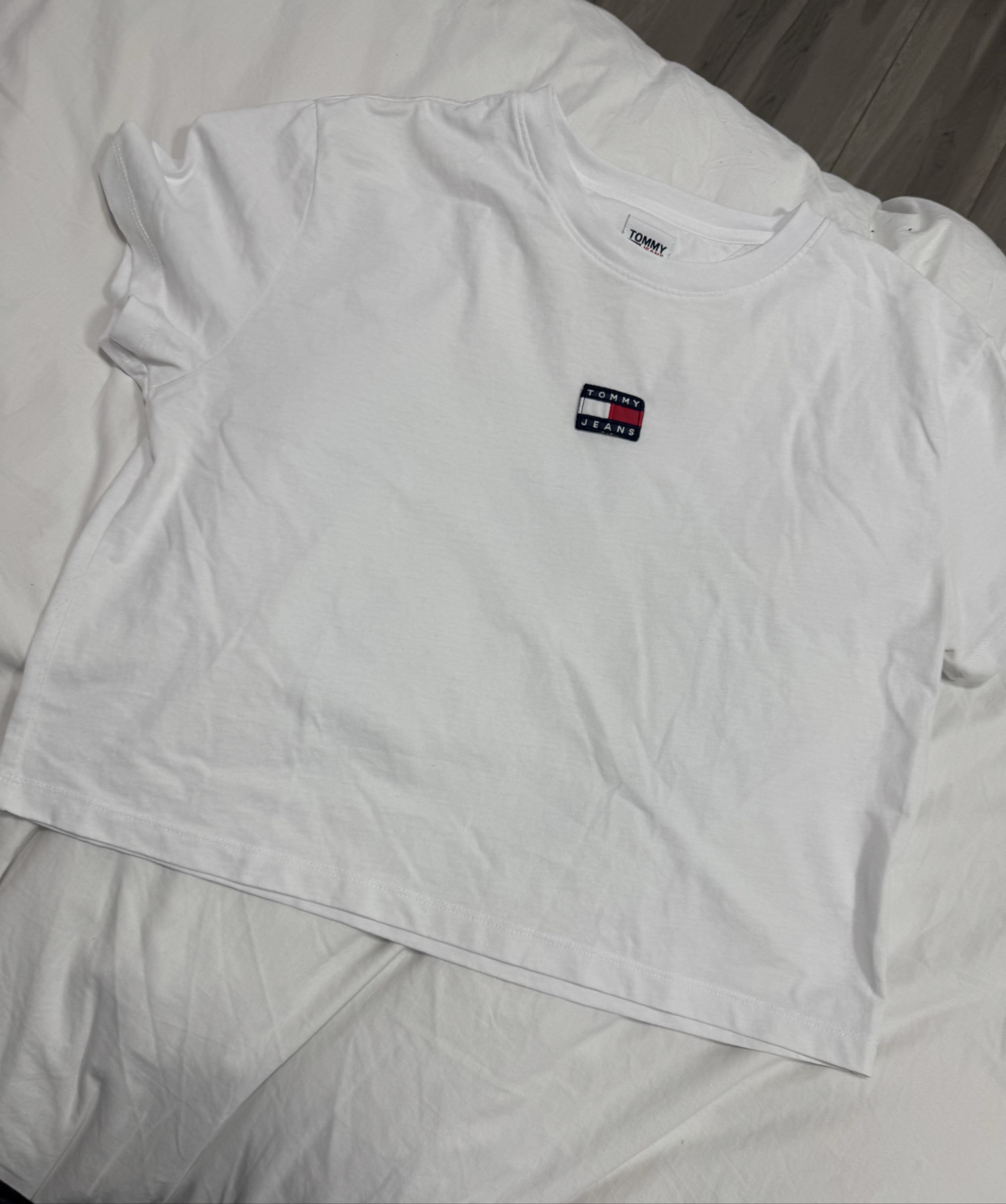חולצת טי לבנה עם צווארון עגול מבית Tommy jeans