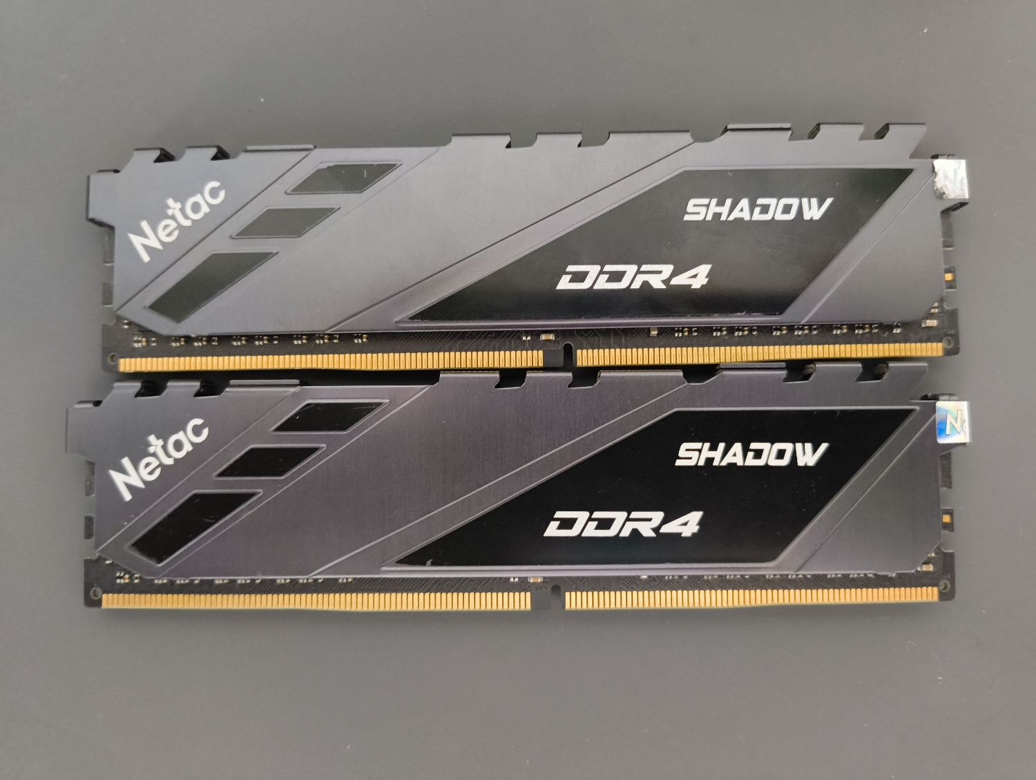 מוכר זיכרון למחשב נייח Netac Shadow DDR4 זוג סטיקים 2x8GB, 3200MHz, CL16, 1