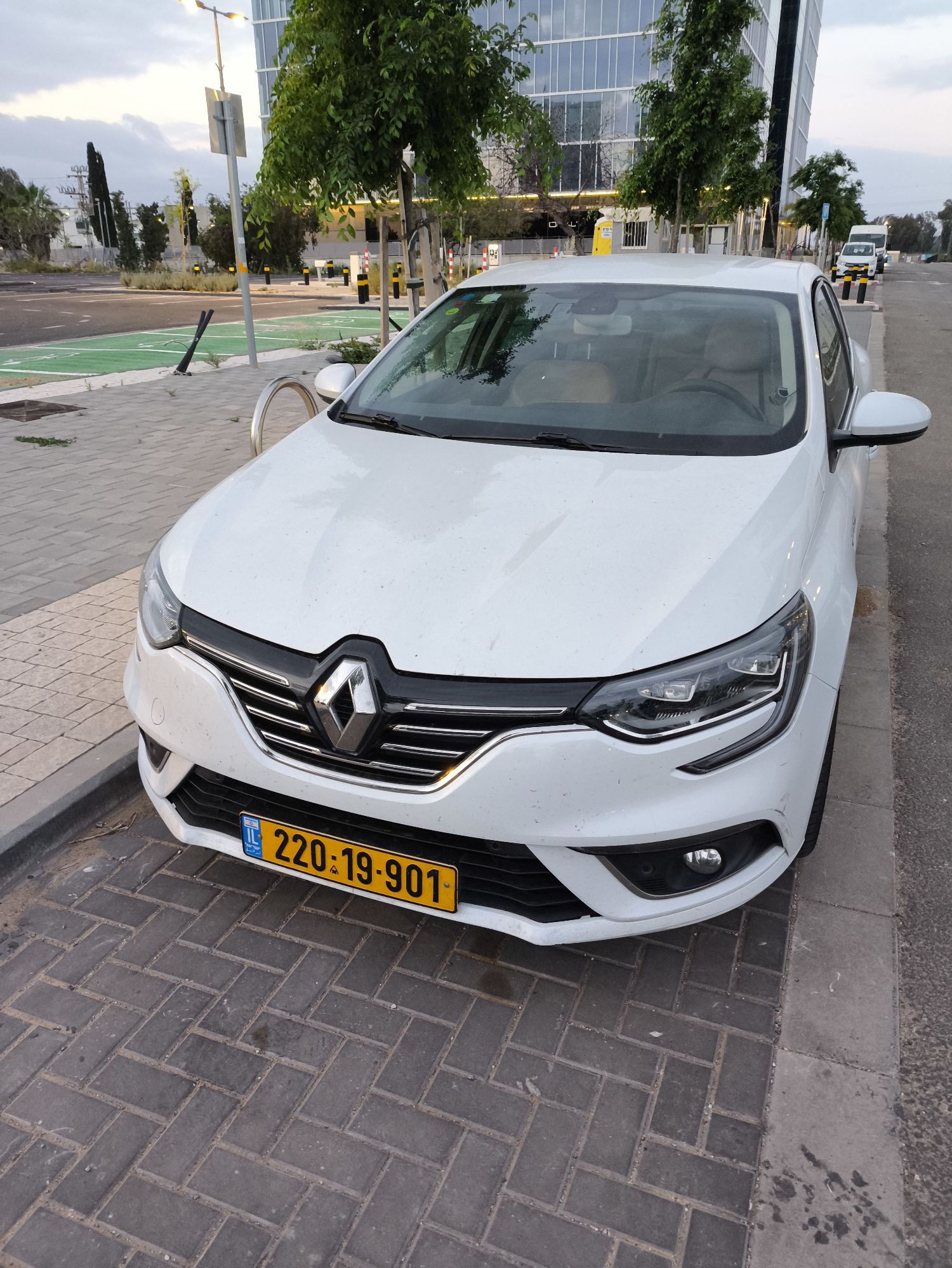 המכונית יד ראשונה, בבעלות פרטית, עם נהג יחיד ומבוגר