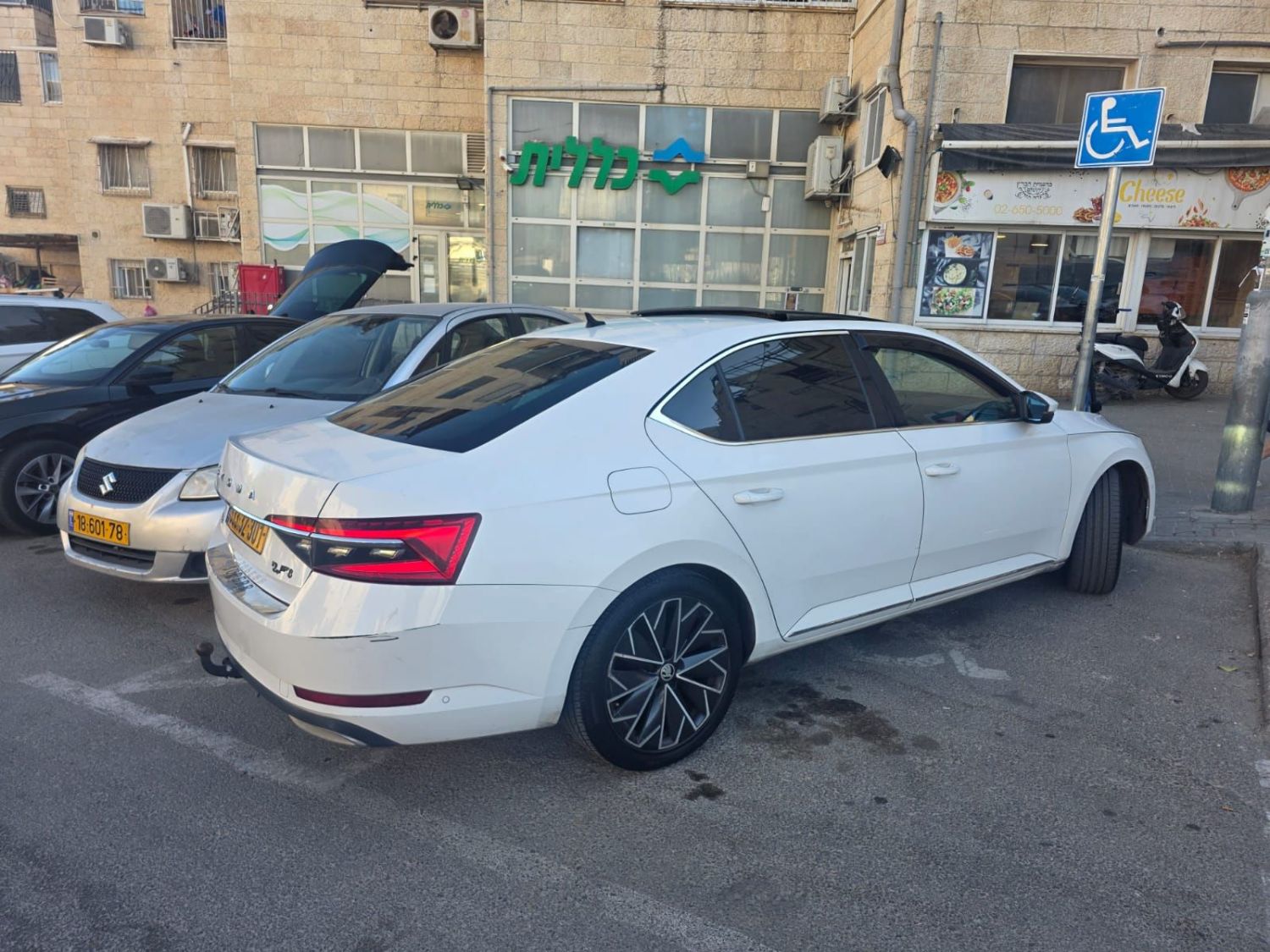 רכב שסקודה סופרב לורן קלמנט עם מסאז בכיסאות פלוס קירור חימום שני מפתחות