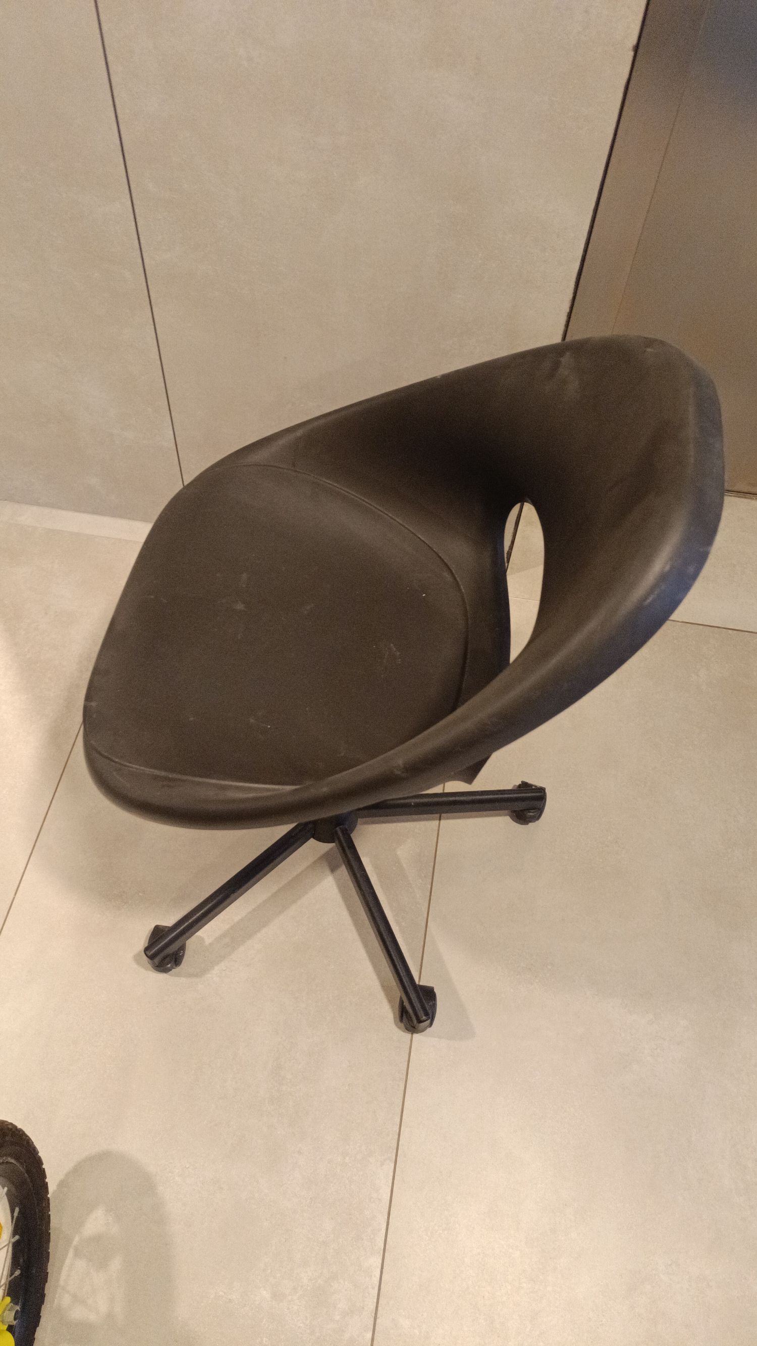 כסא המסתובב SKRUVSTA Idhult מבית IKEA בצבע שחור, מציע עיצוב מודרני ונוח במיוחד