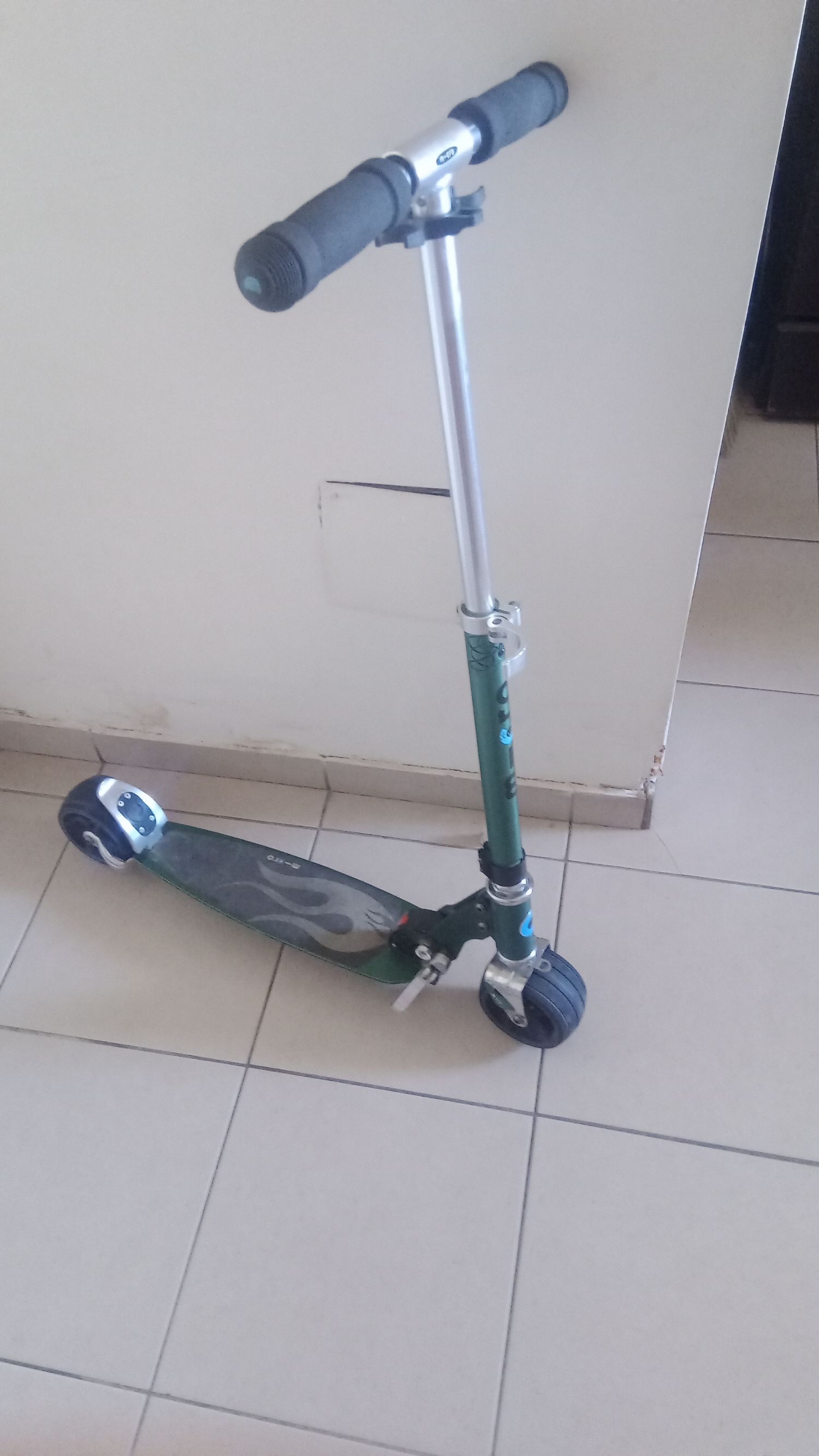 מיקרו Kickboard - רקטה עם גלגלים רחבים, עיצוב חדשני ויציב, אידיאלי לרכיבה חלקה ובטוחה