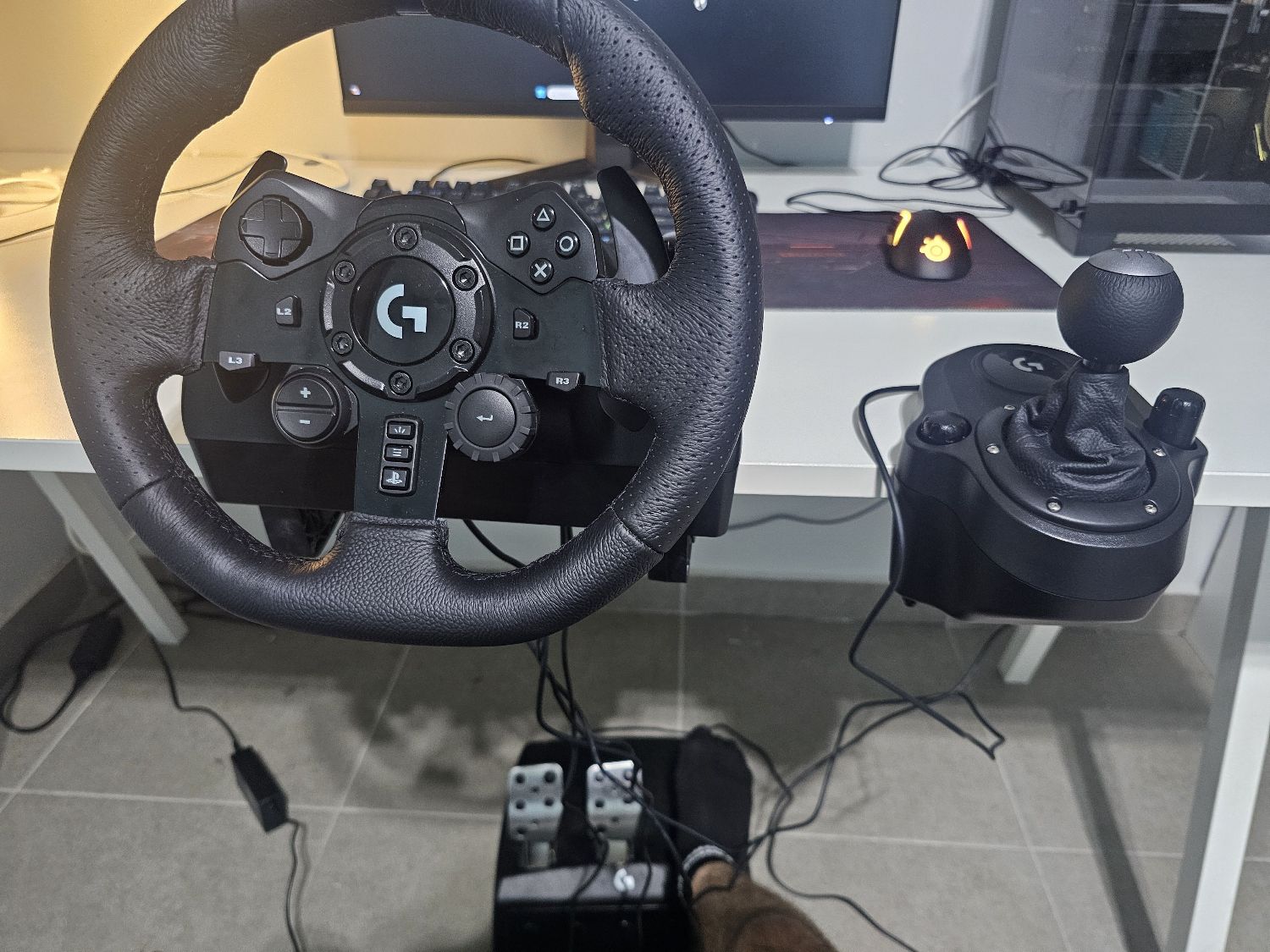 סט מרוצים מלא ומקצועי Logitech G923 SE שמתאים ל-PlayStation 5 / PlayStation 4 ולמחשב (PC)